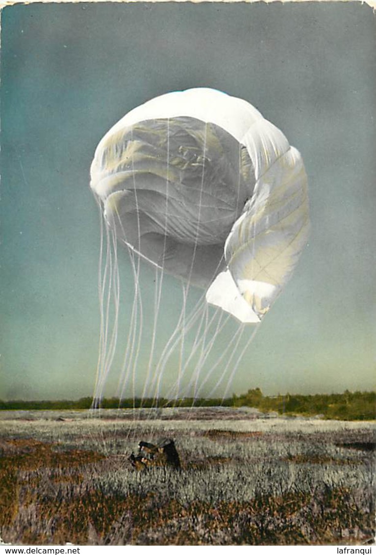 Gd Format :environ 15cms X10cms -ref Y284- Aviation -parachutisme -militaires Militaria - Arrivée Au Sol  Parachutiste - Paracadutismo