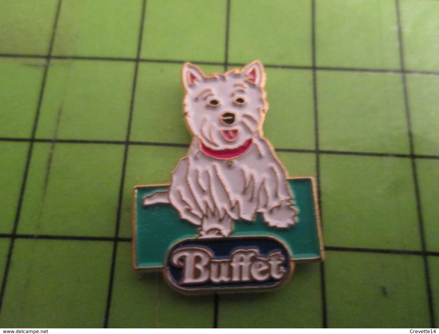 612A Pin's Pins / Rare Et De Belle Qualité / THEME ANIMAUX / CHIEN BLANC NOURRITURE MARQUE BUFFET - Animaux