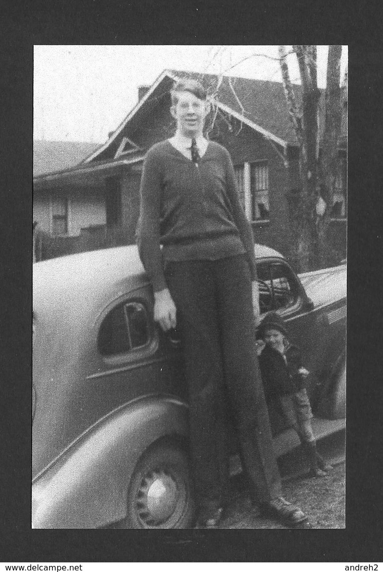 HUMOUR - INSOLITE - LE GÉANT ROBERT WADLOW  8 PIEDS ET 11 POUCES -  PHOTO AVEC SON PETIT FRÈRE - Humor