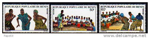 Bénin N° 494/96 X  Folklore La Danse Agbadja Les 3 Valeurs  Trace De Charnière Sinon TB - Bénin – Dahomey (1960-...)