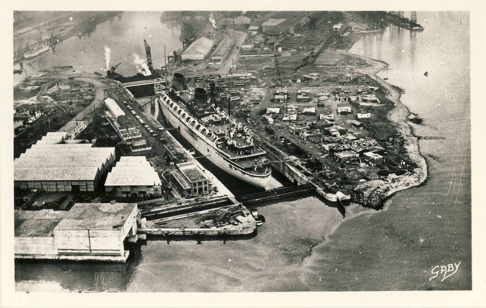 CARTE  PHOTO : SAINT-NAZAIRE -- VUE  AERIENNE  SUR  LE  PAQUEBOT  LIBERTE - Saint Nazaire