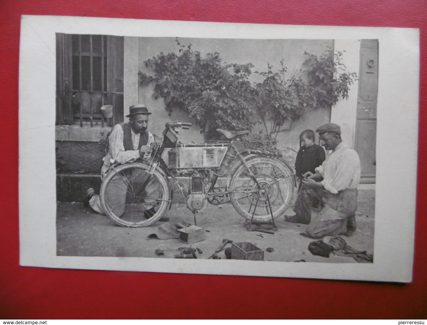 MOTO ANCIENNE EN PANNE MÉCANICIENS A IDENTIFIER CARTE PHOTO - Motos