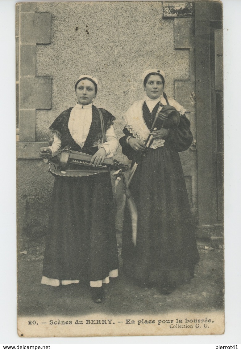 SCENES DU BERRY - En Place Pour La Bourrée (joueuses De Vielle Et De Cornemuse ) - Other & Unclassified