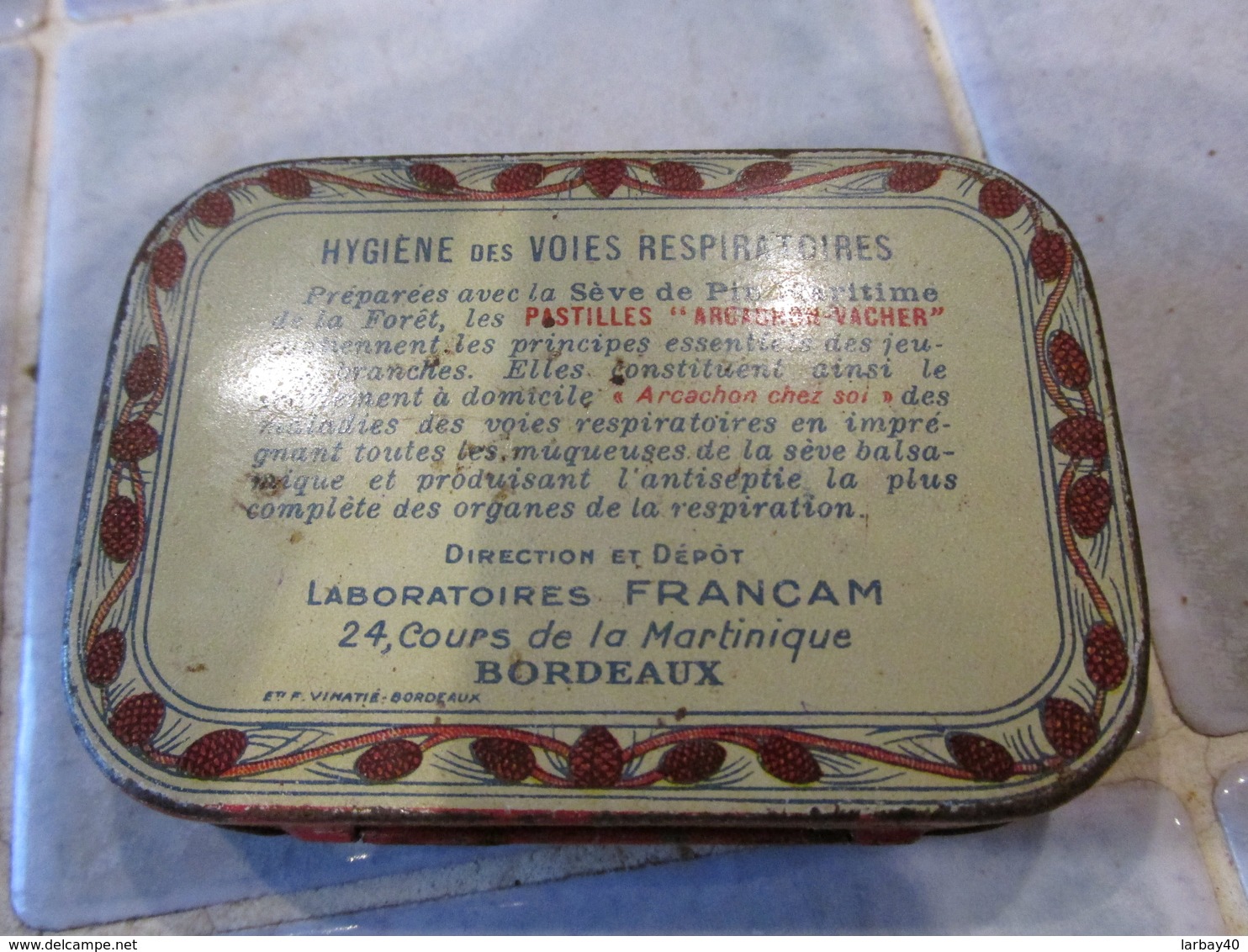 Ancienne-Boite-en-metal-de-Pharmacie-Pastilles-Arcachon-Vacher-a-la-seve-de-pin  Francam Bordeaux - Boîtes/Coffrets