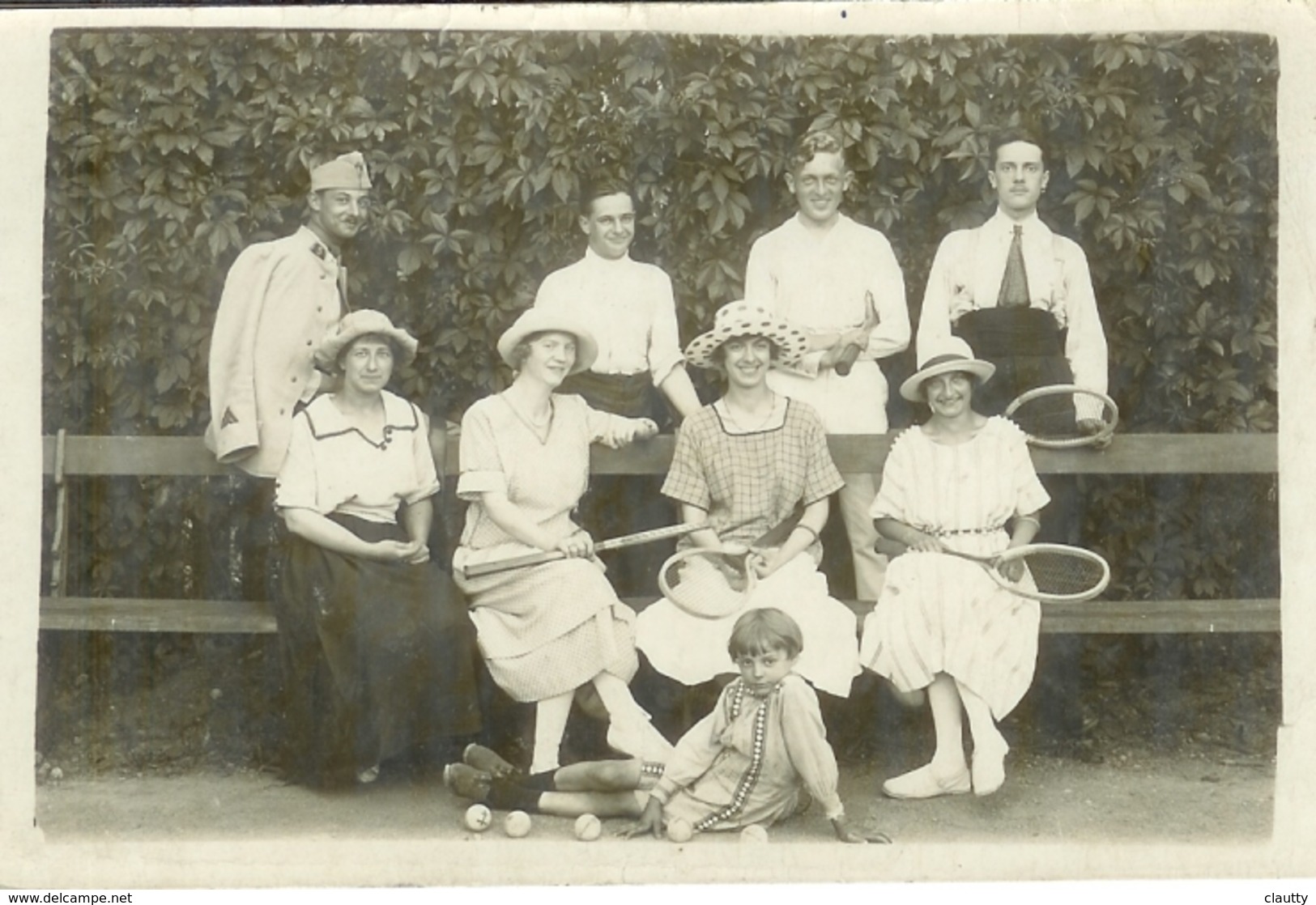 Carte Photo , Ww1 , Soldat En Uniforme Et En Famille Après Partie Tennis , Non Voyagée - Guerre 1914-18