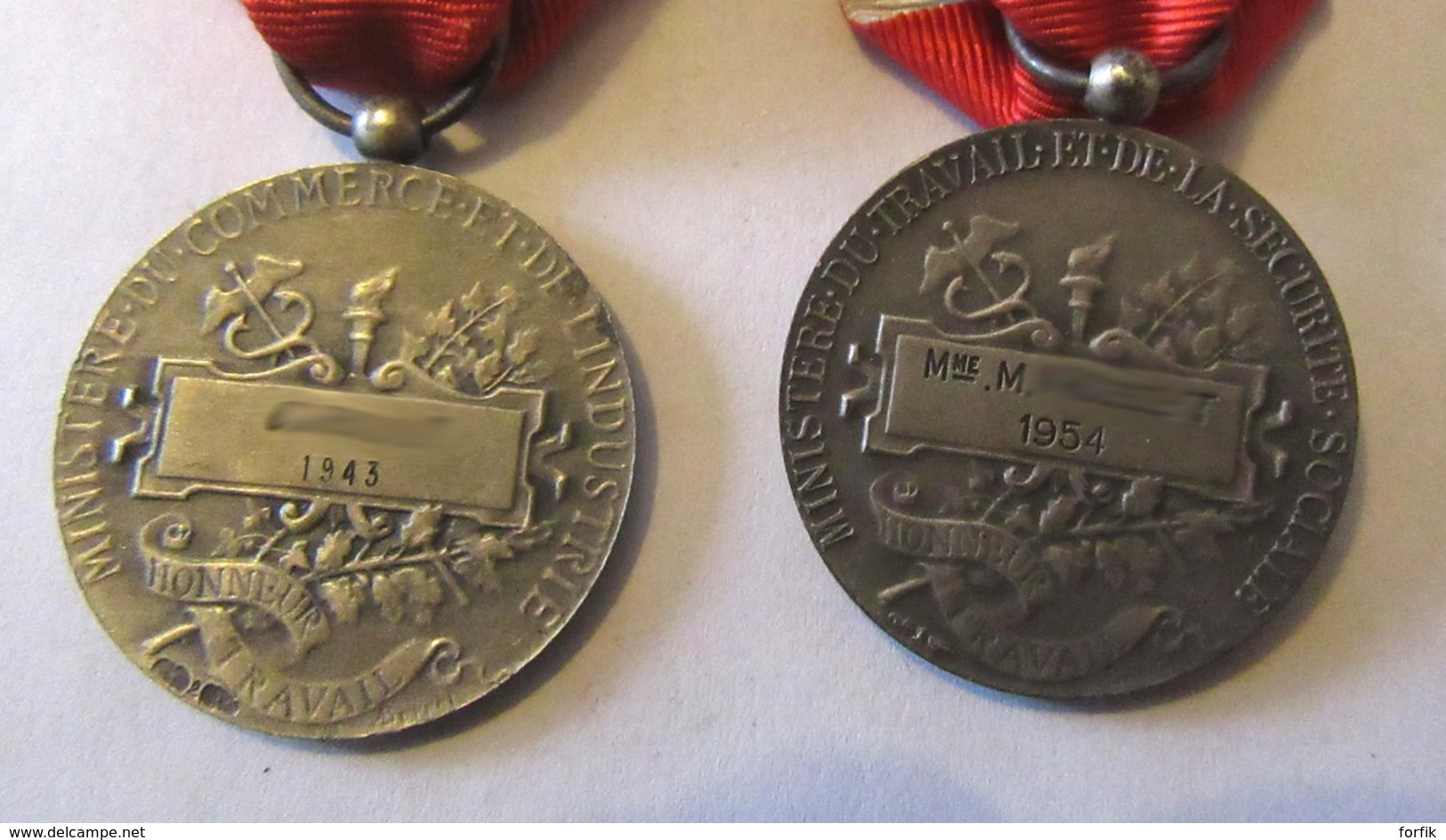 France - 2 Médailles D'Honneur Du Travail Attribuées En 1943 Et 1954 Avec Rubans - Professionnels / De Société