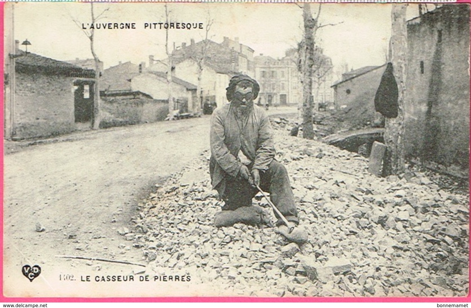 L'AUVERGNE PITTORESQUE - LE CASSEUR DE PIERRES . V. D. C. Imprimerie Phototypique De La Havane - Clermont .N°1402 - Artisanat