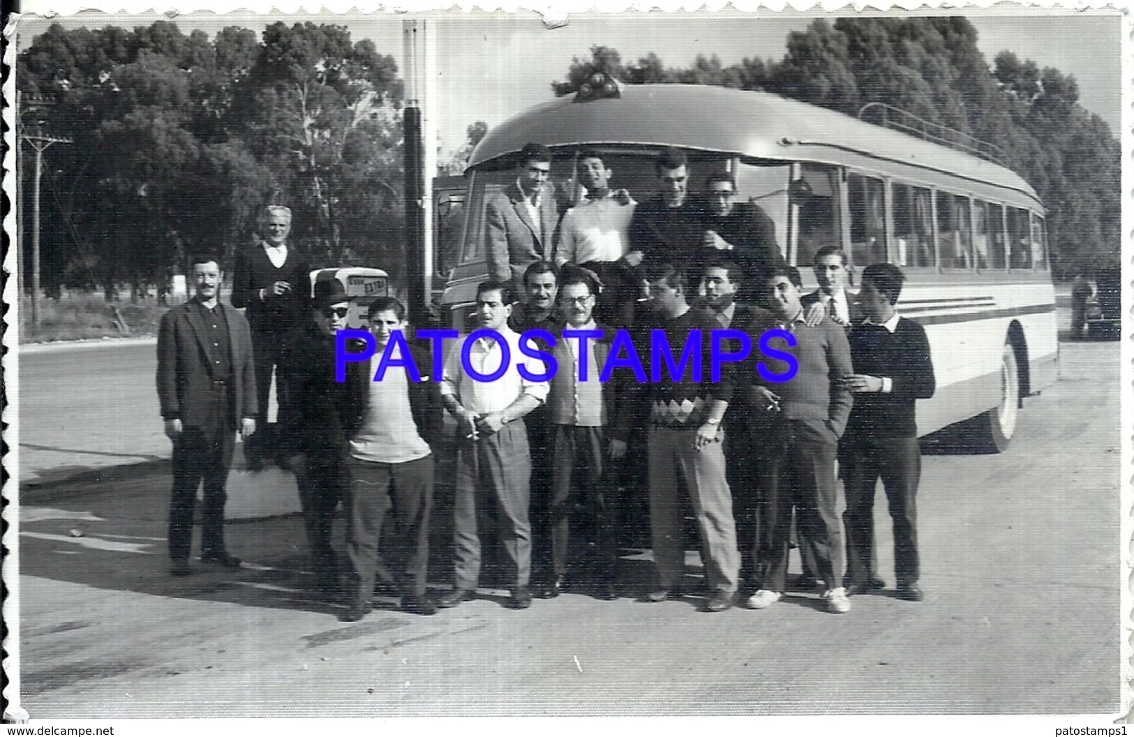 105166 ARGENTINA AUTOMOBILE BUS COLECTIVO CAR AND MAN'S PHOTO NO POSTAL POSTCARD - Photographie