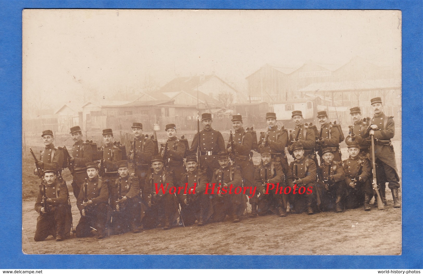 CPA Photo - PARIS ? - Portrait De Soldat Du 28e Régiment D'Infanterie Prés D'un Camp De Bohémiens - Roulotte Tziganes - To Identify