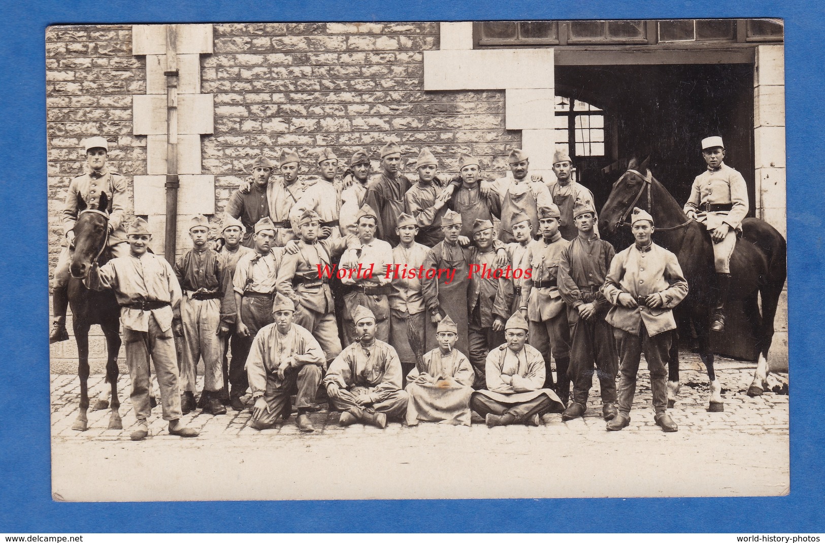 CPA Photo - Caserne à Situer - Portrait De Soldat , Uniforme Chasseurs à Cheval , Régiment à Identifier - Garçon Boy - A Identifier