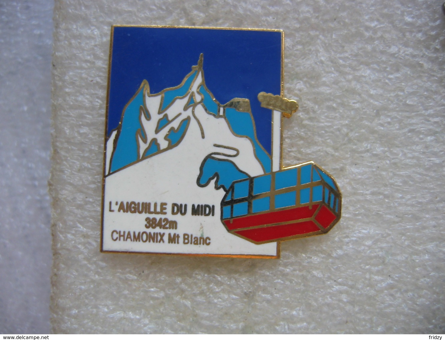 Pin's Du Téléphérique De L'aiguille Du Pic Du Midi Situé à 3842 Metres D'altitude. Chamonix (Mt Blanc) - Villes