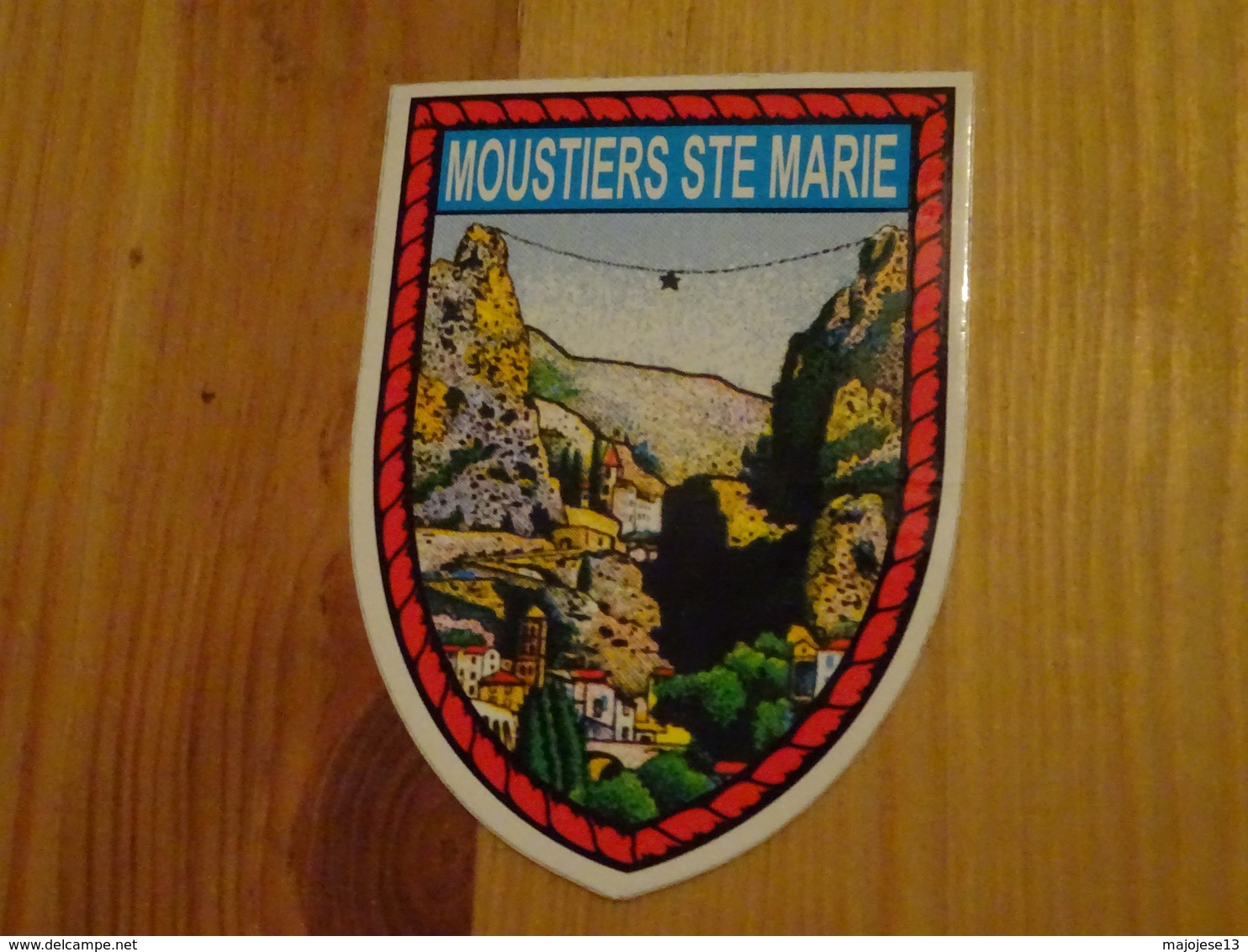 Blason écusson Adhésif Autocollant Moustiers Sainte Marie, Site Paysage (Alpes De Haute Provence) - Obj. 'Souvenir De'