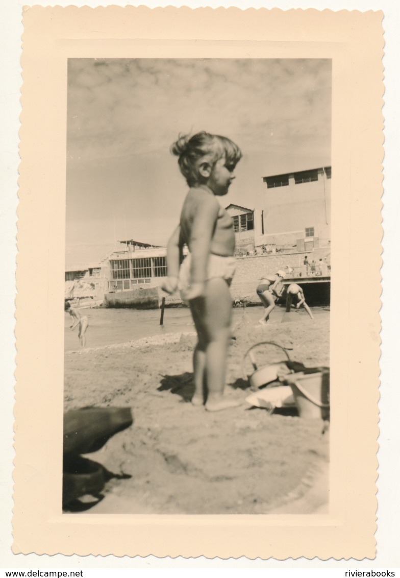 M35 - Vintage Photo - Little Girl On The Beach 1956 - Personnes Anonymes