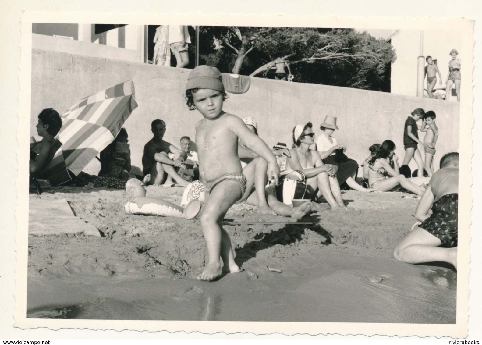 M35 - Vintage Photo - Child On The Beach 1962 - Anonymous Persons