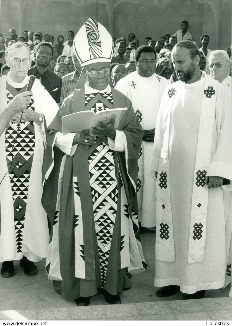 Photo Zaïre Kinshasa. Cardinal Malula Conscacrant Une Nouvelle église 1988 Photo-service PP. Blancs - Afrique
