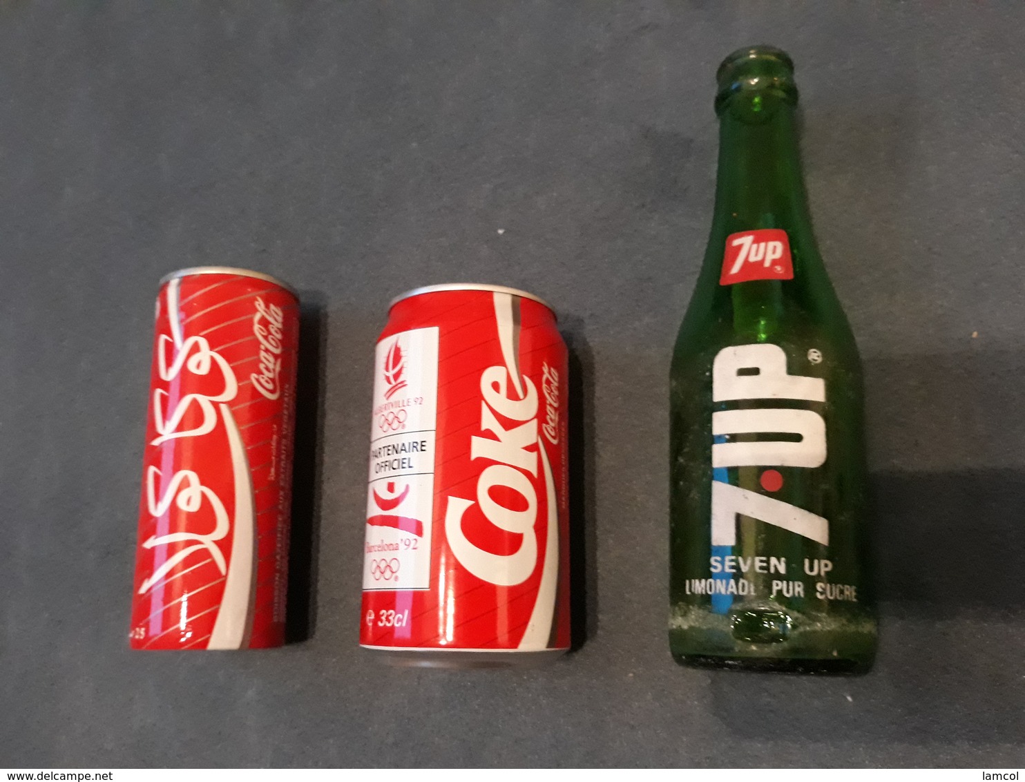 Une Bouteille 7 UP Et Deux Canettes COCA COLA - Blikken