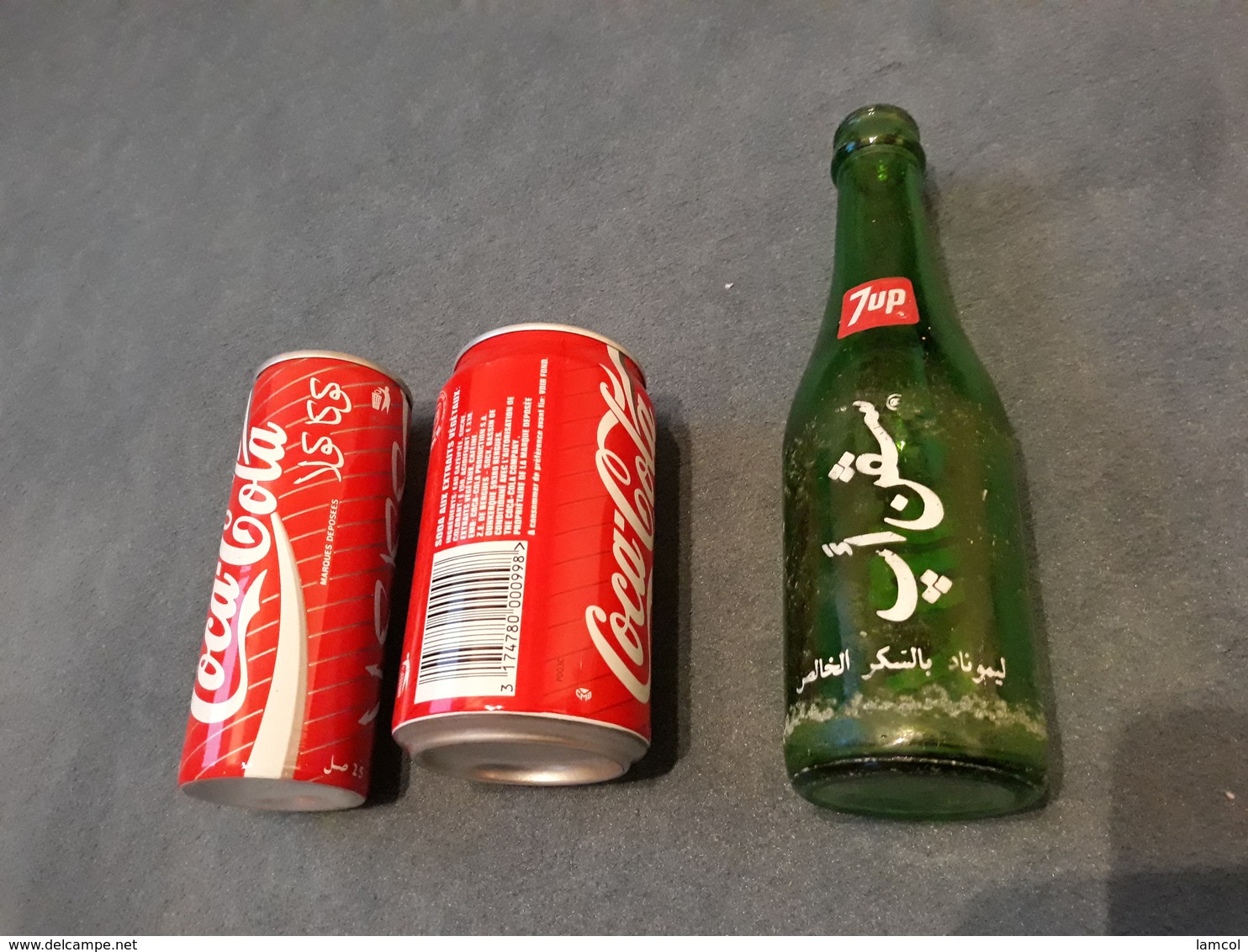 Une Bouteille 7 UP Et Deux Canettes COCA COLA - Cannettes