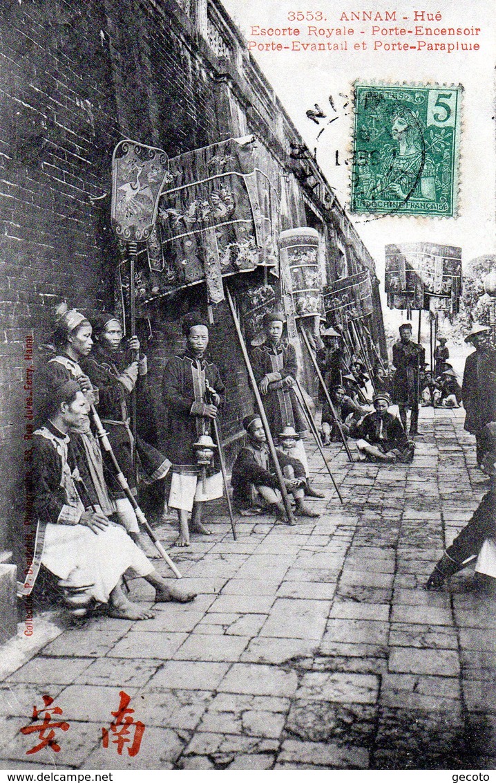 Annam - Hué - Escorte Royale - Porte Encensoir, Porte éventail Et Porte Parapluie - Viêt-Nam