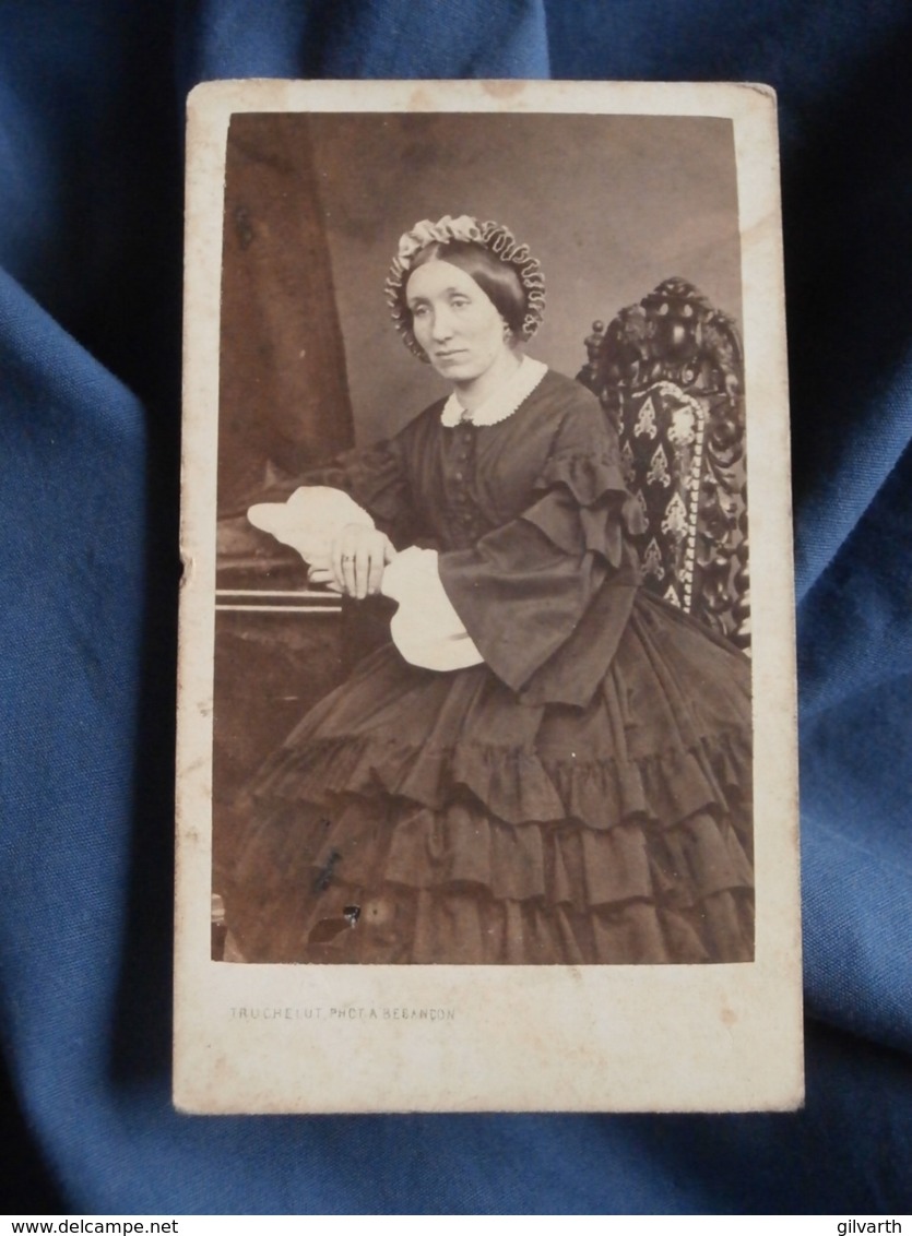 Photo CDV Truchelut à Besancon  Femme Assise  Belle Robe à Volants  Coiffe  Second Empire  CA 1860 - L413 - Ancianas (antes De 1900)