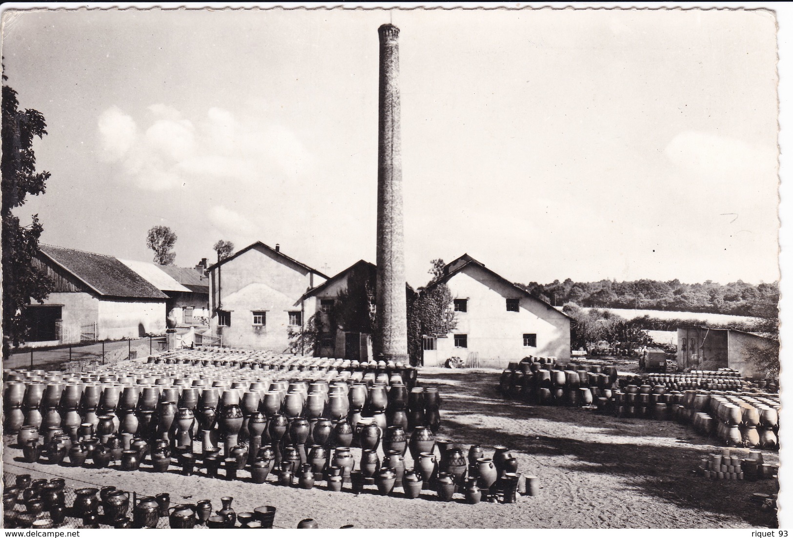 ST-AMAND-EN-PUISAYE . Fabrique De Poteries - Saint-Amand-en-Puisaye