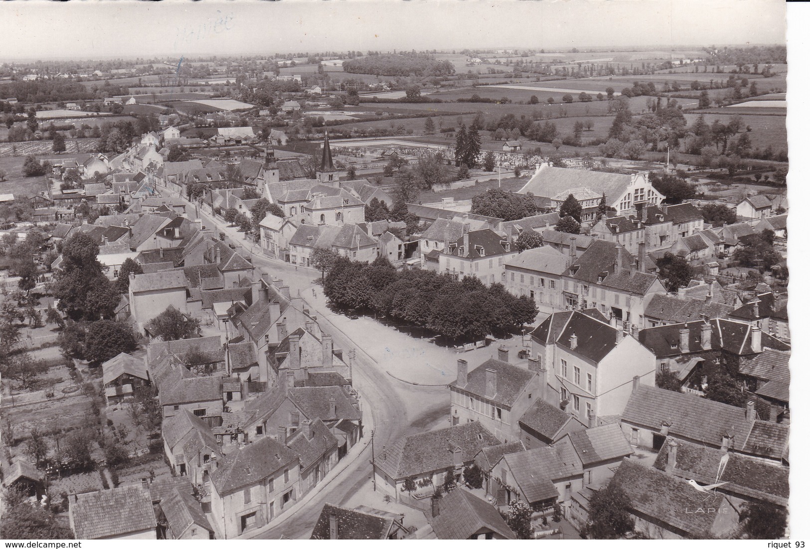 En Avion Au Dessus De - DORNES - La Grande Place - Andere & Zonder Classificatie