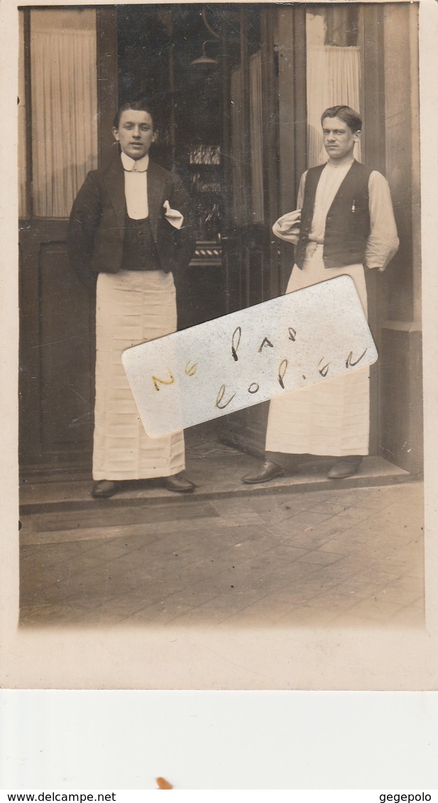 Deux Garçons De Café Qui Posent  ( Carte-photo ) - Altri & Non Classificati