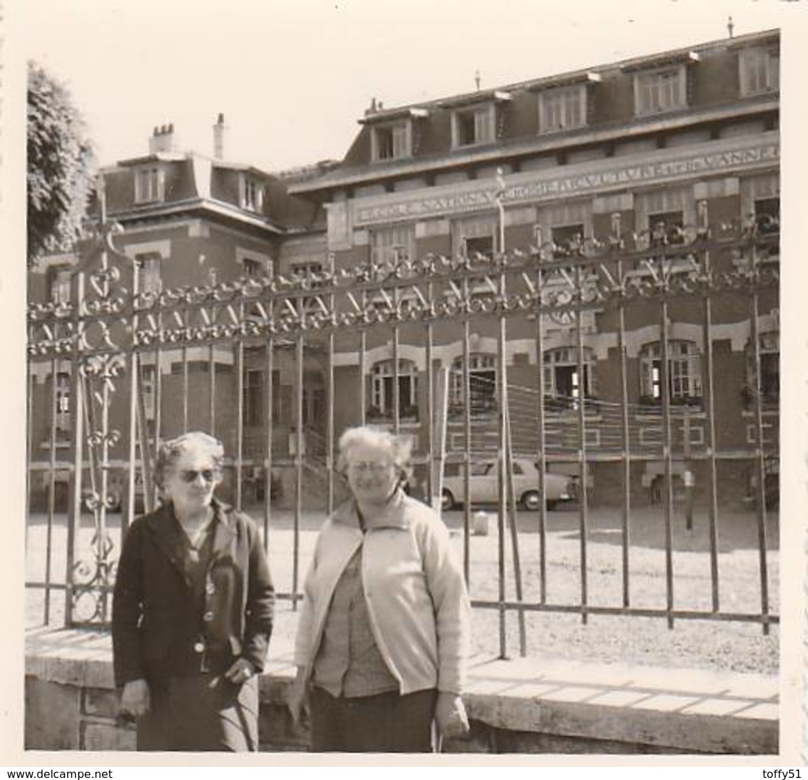 PHOTO (8.5x8.5 Cm) DEUX FEMMES DEVANT ÉCOLE DE VANNERIE FAYL BILLOT (52) - Autres & Non Classés