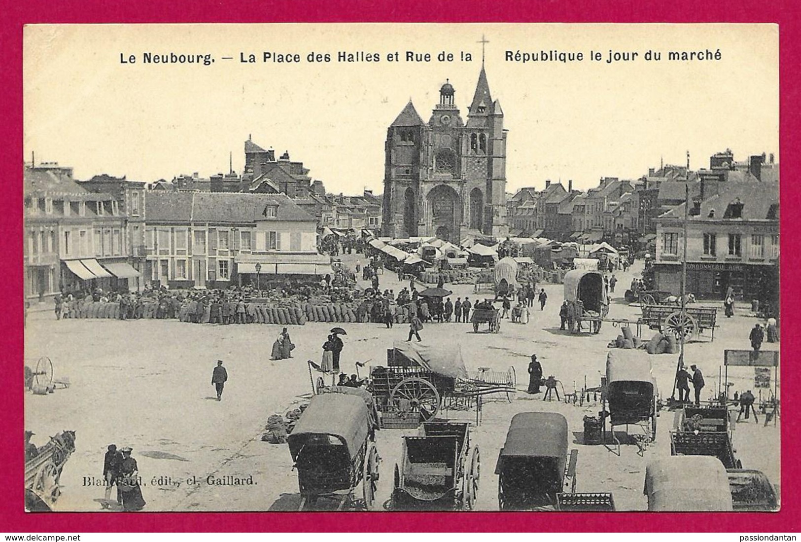 CPA Le Neubourg - La Place Des Halles Et Rue De La République Le Jour De Marché - Le Neubourg