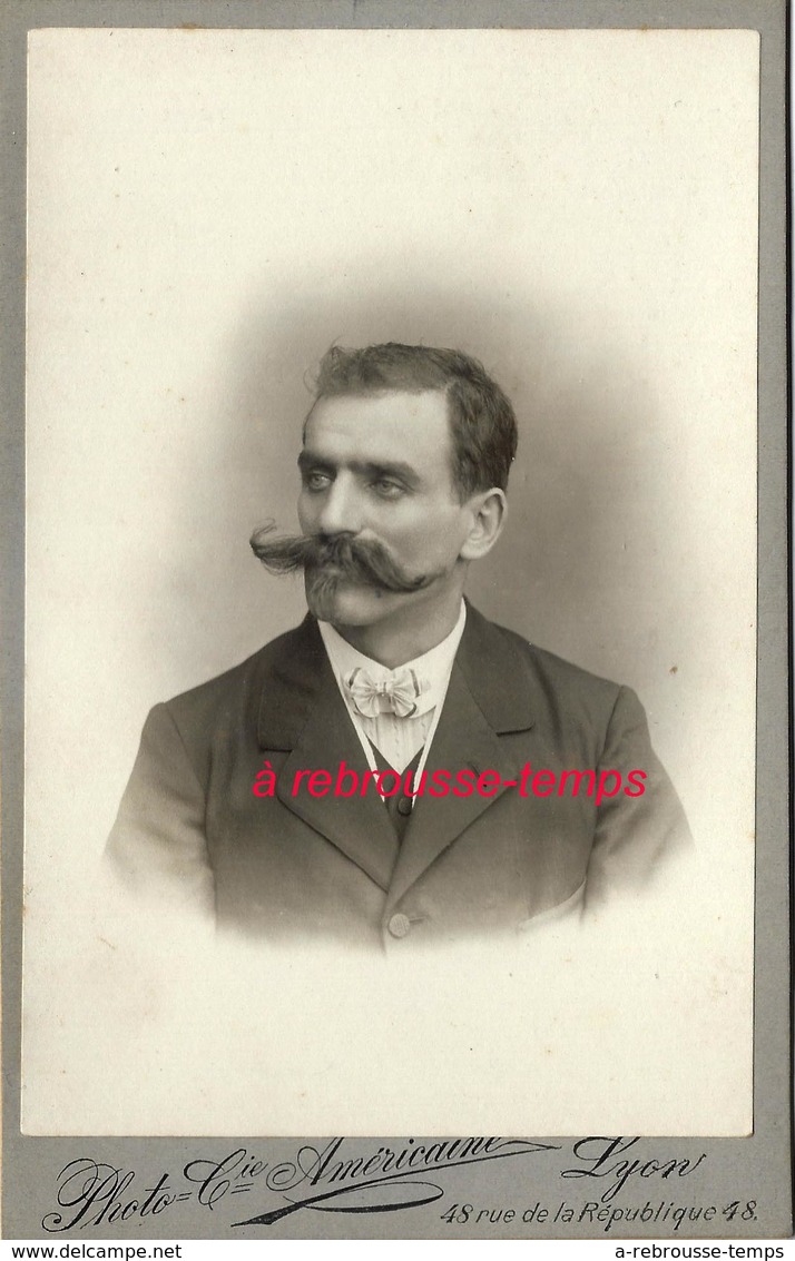 Grand CDV-(CAB) Homme à La Moustache Impressionnante-photo Compagnie Américaine à Lyon - Anciennes (Av. 1900)