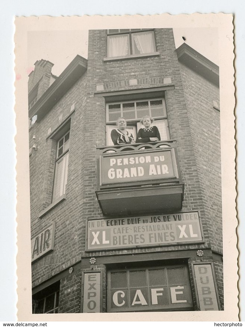 Femme Au Balcon Pension Grand Air Belgique Bière Commerce Hotel Café Devanture Vitrine - Personnes Anonymes