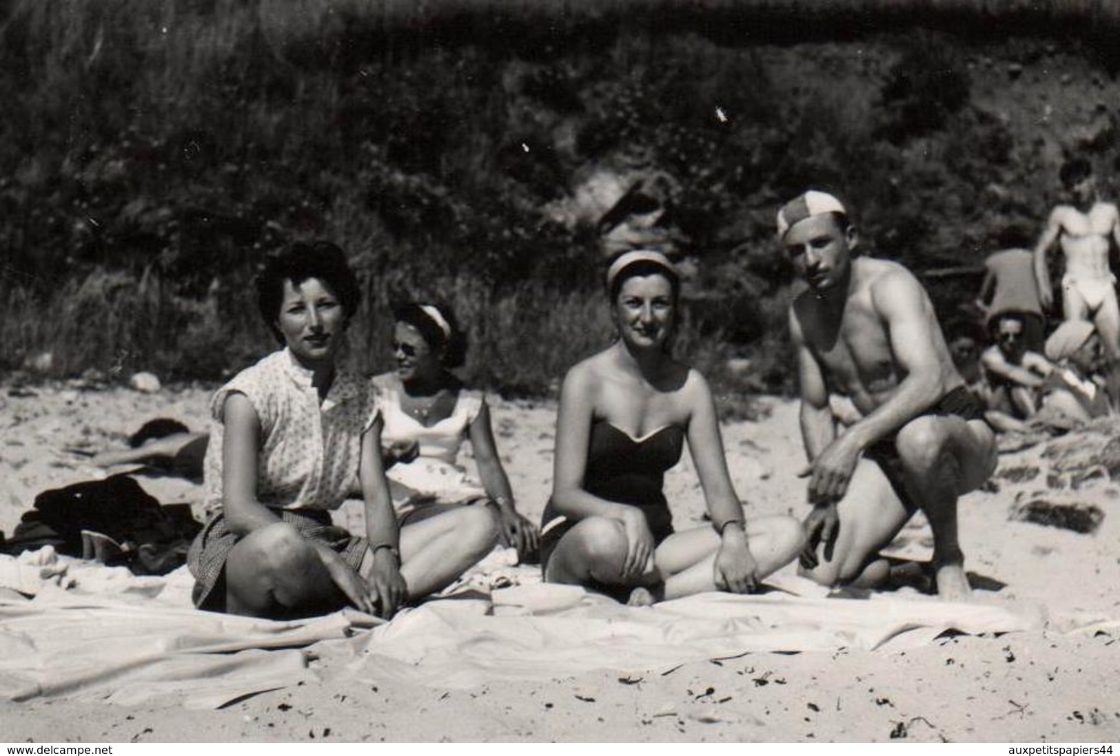 Photo Originale Plage & Maillot De Bains Pour Famille Sur Le Sable Vers 1950 - Playboy Sexy & Soeurs Jumelles - Pin-up