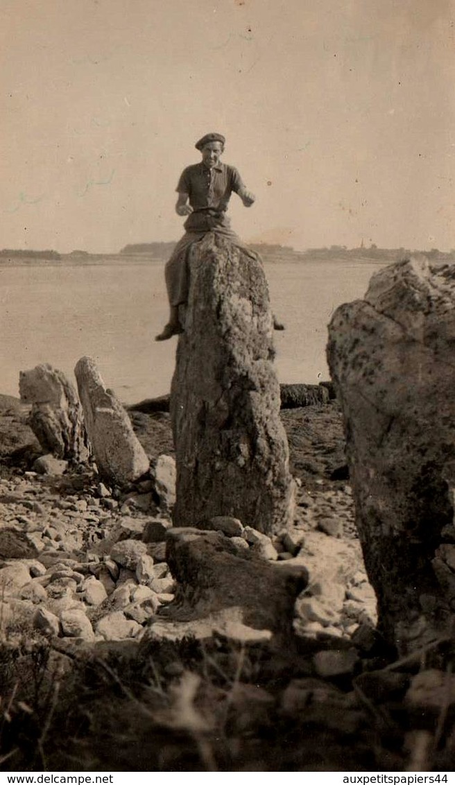 Photo Originale Homme Cascadeur Acrobate & Béret Au Sommet D'un Rocher à La Plage Vers 1940/50 - Menhir Ou Rochers ? - Personnes Anonymes