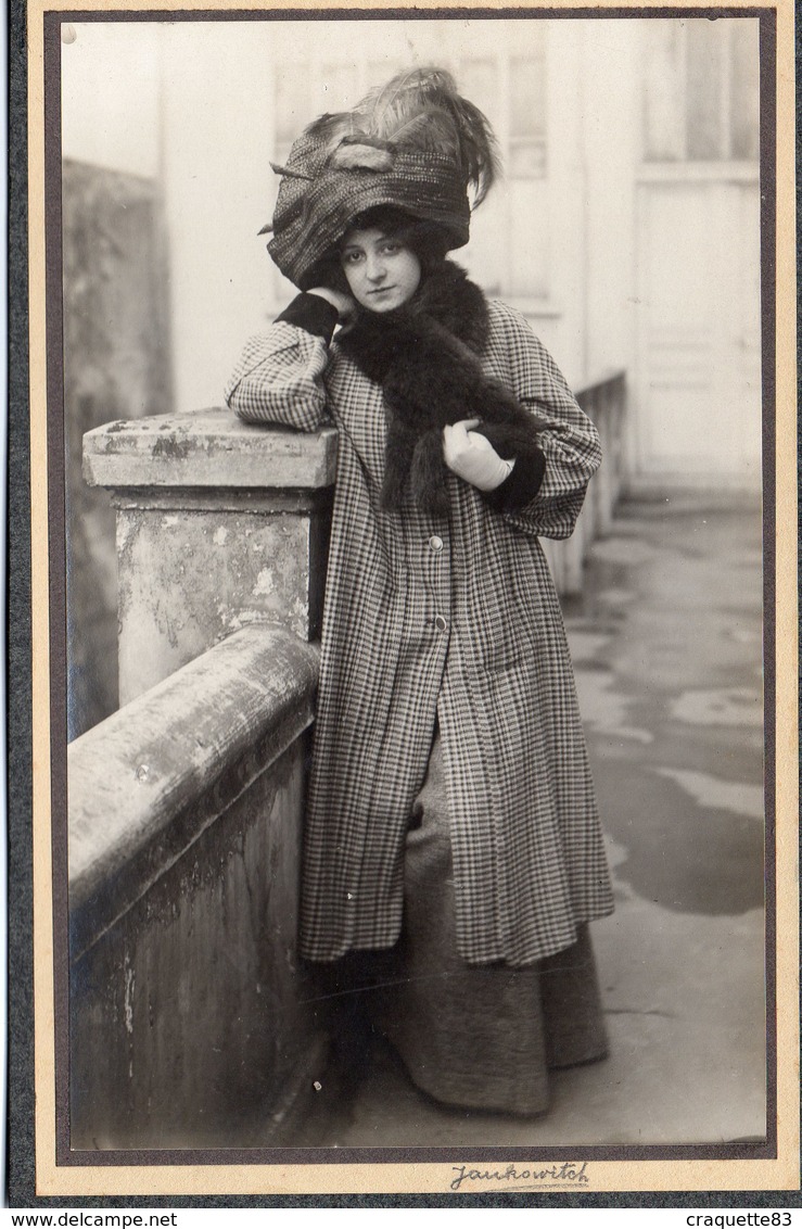 FEMME TRES ELEGANTE PORTE UN ENORME CHAPEAU A PLUMES. GRAND MANTEAU  "JANKOWITCH" - Anciennes (Av. 1900)