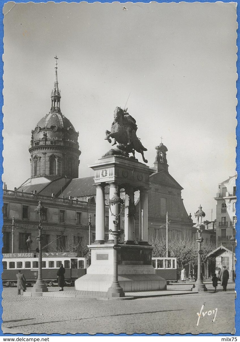 [63] CLERMONT-FERRAND  Place De Jaude, Statue De Vercingétorix Et église St-Pierre-des-Minimes - Clermont Ferrand