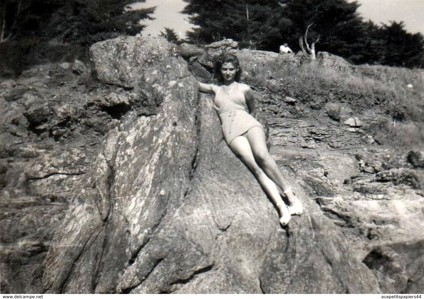 Photo Originale Portrait De Pin-Up En Mode Bronzette & Maillots De Bain Sur Les Rochers Vers 1950/60 - Pin-up