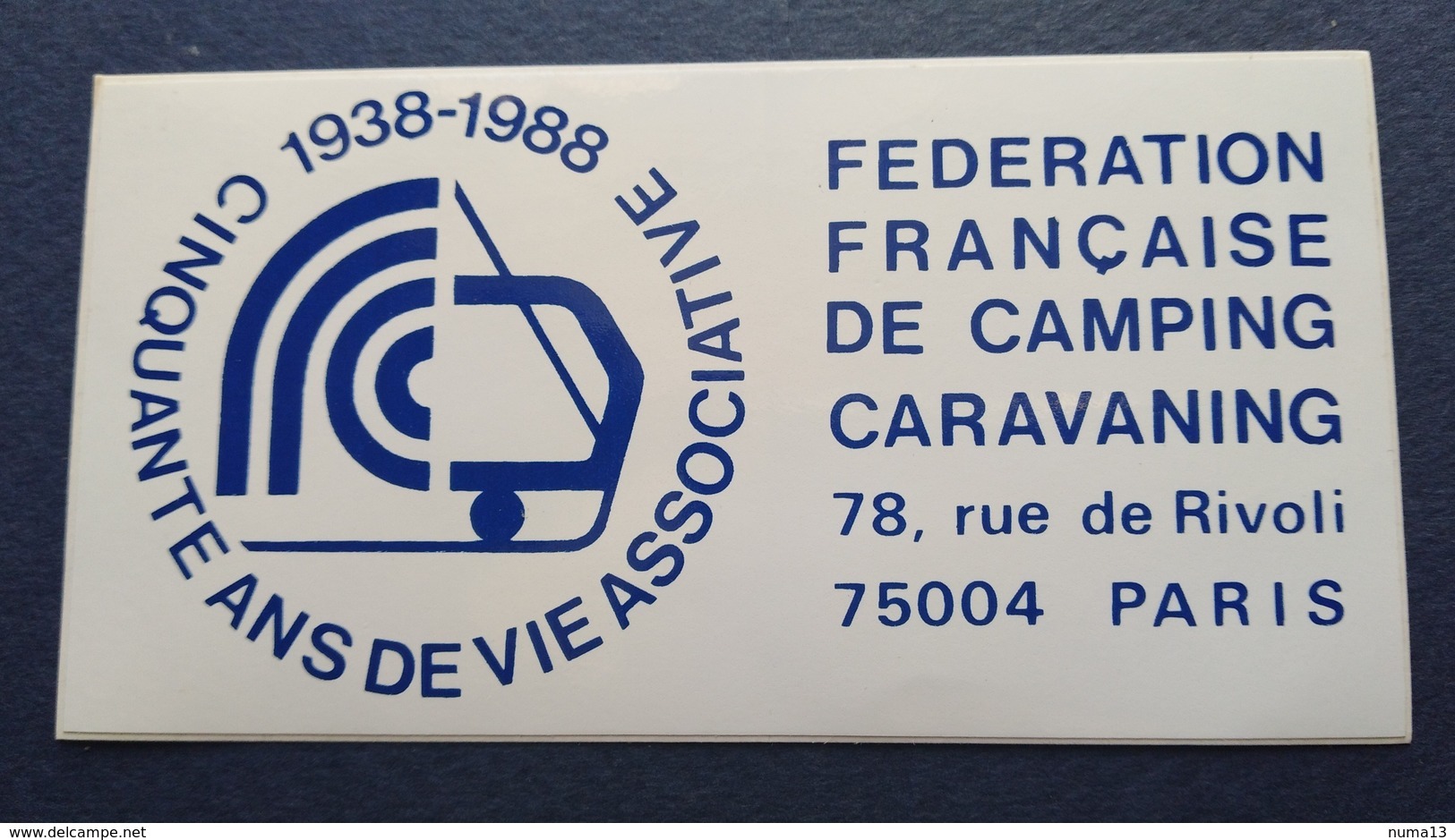 AUTOCOLLANT STIKER'S FEDERATION FRANCAISE CAMPING CINQUANTENAIRE 1938 1988  RUE DE RIVOLI PARIS - Stickers