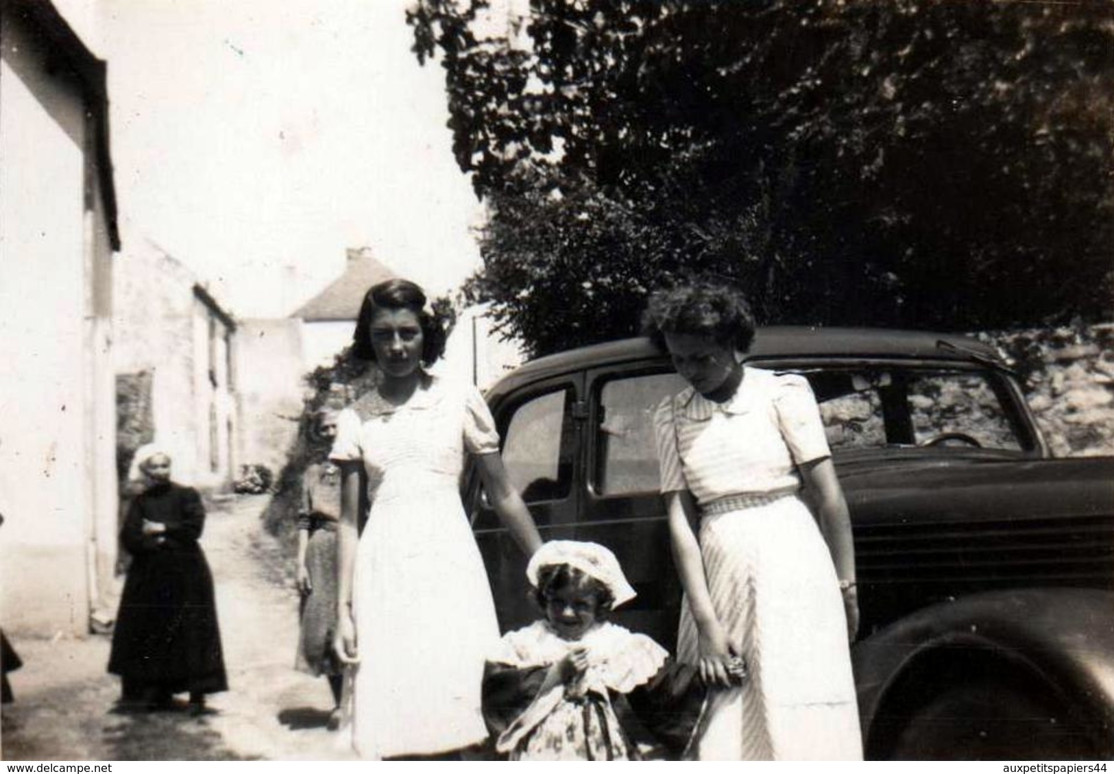 Photo Originale Ambiance Bretonne En Août 1939, 1 Mois Avant La Déclaration De La 2nd GM Automobile & Coiffe - Personnes Anonymes