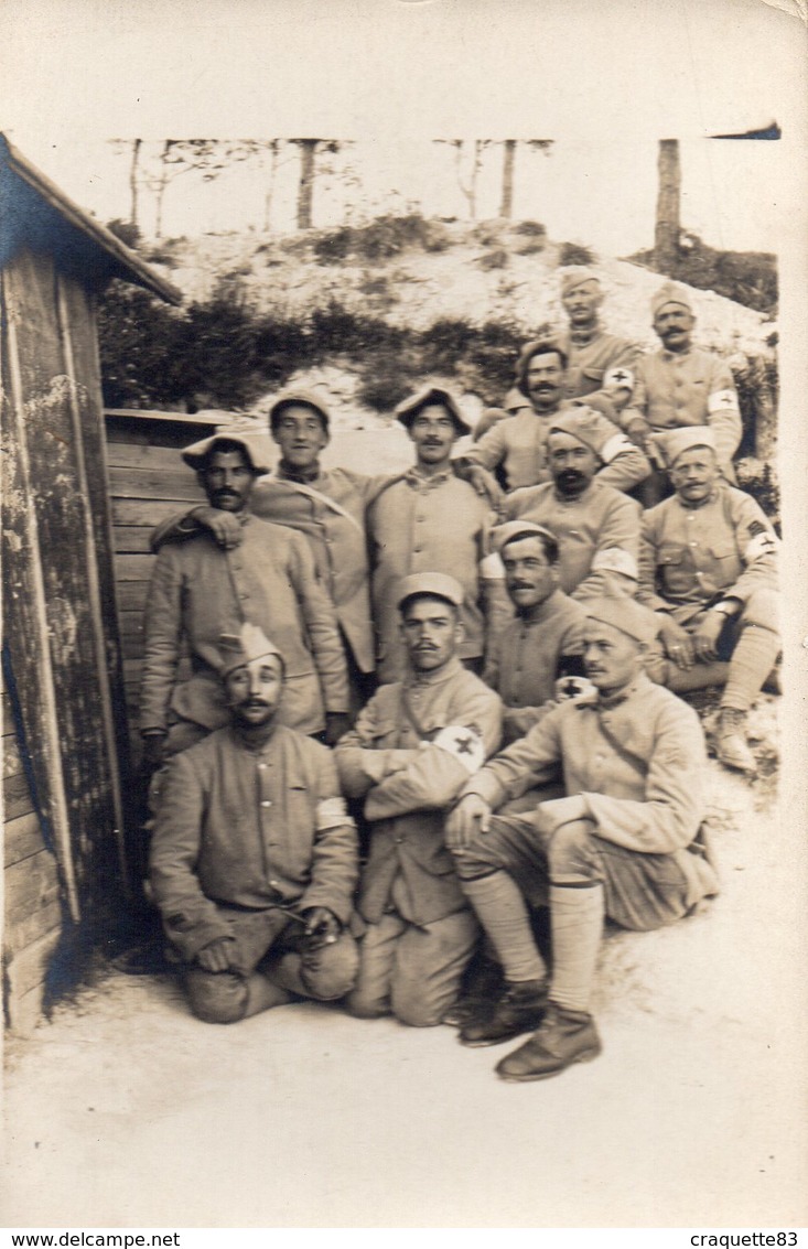 MILITAIRES  CHASSEURS ALPINS ET AUTRES  -PORTENT LE BRASSARD  CROIX ROUGE   CARTE PHOTO - Guerre, Militaire