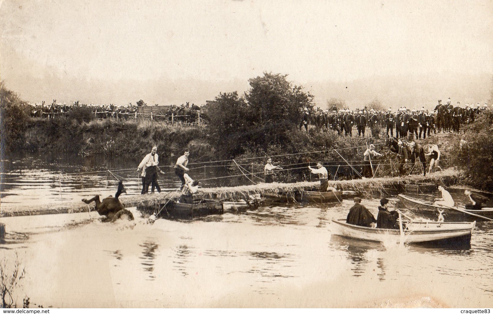 MILITAIRES SUR UN PONT DE BATEAUX -UN CHEVAL TOMBE A L' EAU    CARTE PHOTO - Guerre, Militaire