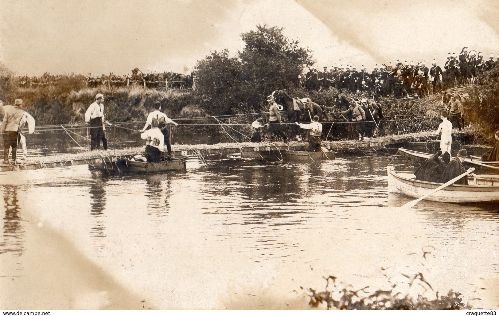 MILITAIRES SUR UN PONT DE BATEAUX - CHEVAUX PASSENT SUR LE PONT     CARTE PHOTO - Guerre, Militaire