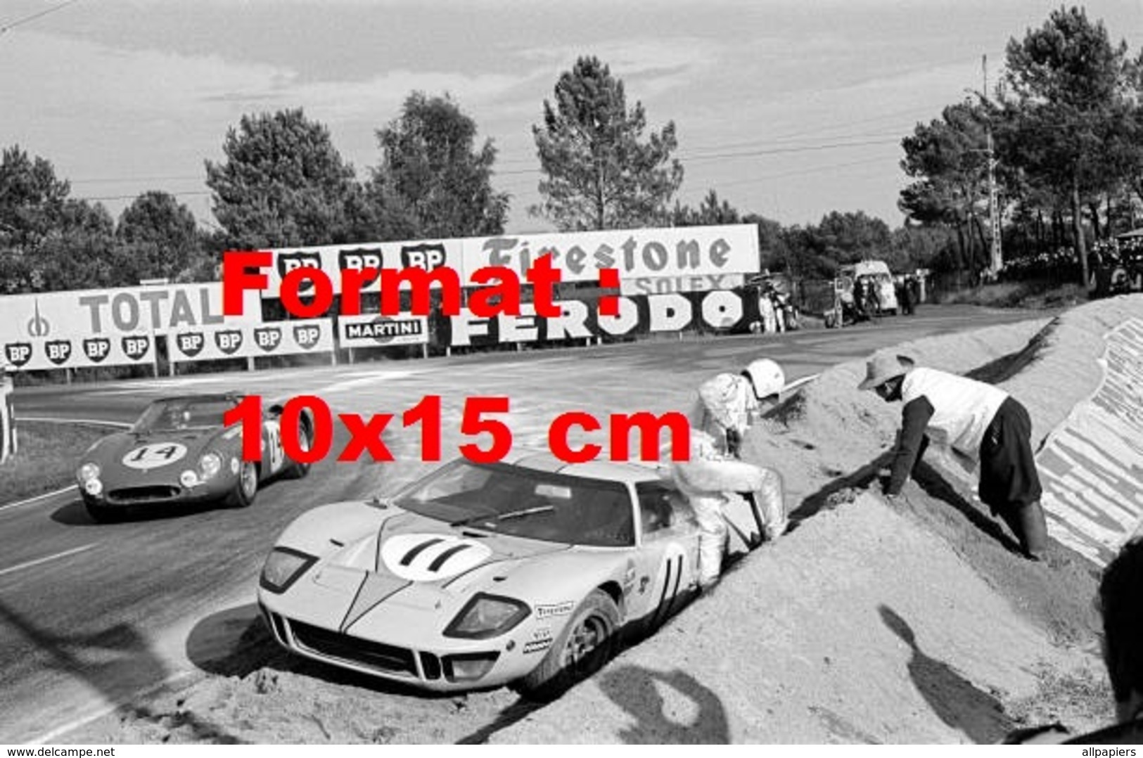 Reproduction D'une Photographie Ancienne D'une Ford GT40 Arrêtée Sur Le Côté Aux 24 Heures Du Mans En 1968 - Altri & Non Classificati