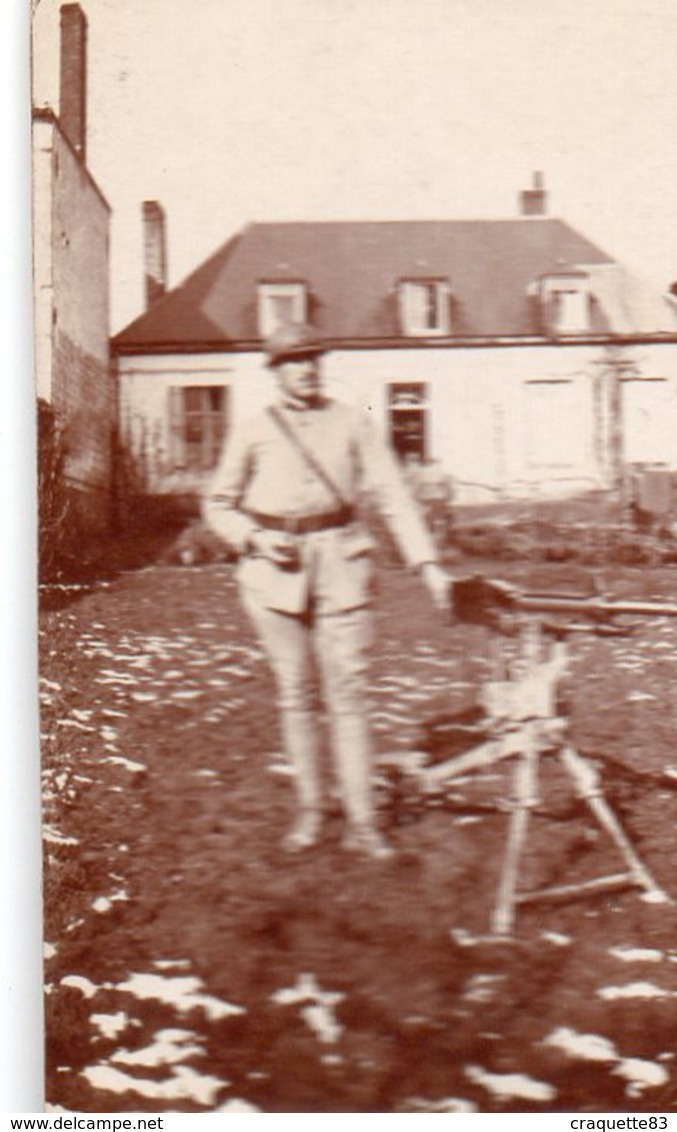 MILITAIRE PRES D'UNE MITRAILLEUSE SUR TREPIED  PHOTO SEPIA - Guerre, Militaire