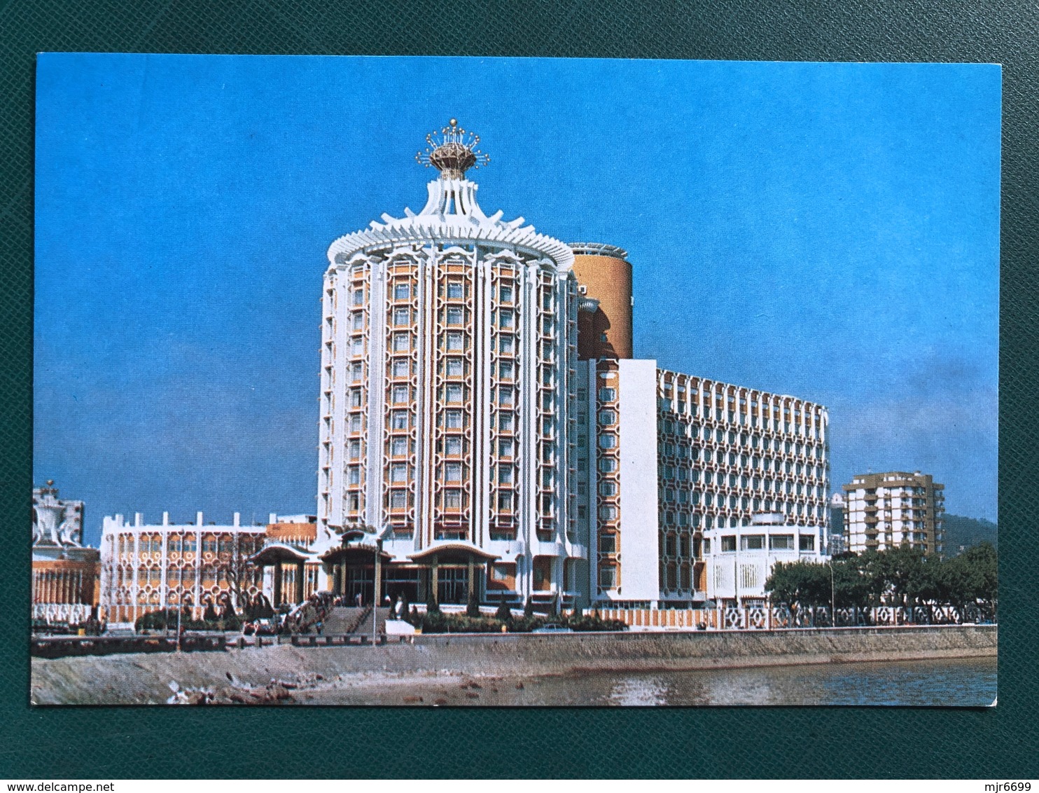 MACAU THE HOTEL AND CASINO "LISBOA", PHOTO TAKEN IN THE YEARS OF 80'S, TODAY THE SOURROND IS COMPLETLY DIFFERENT - Chine