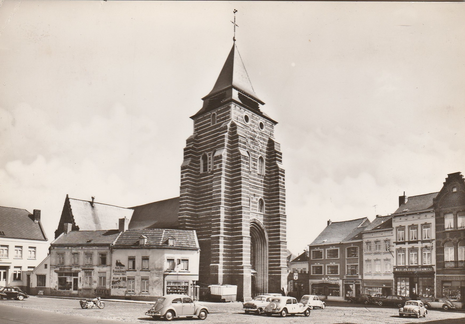 Wavre , L'église , Voiture ,auto ,VW Coccinelle ,Opel ,Renault ,Citroën , Oldtimer - Wavre