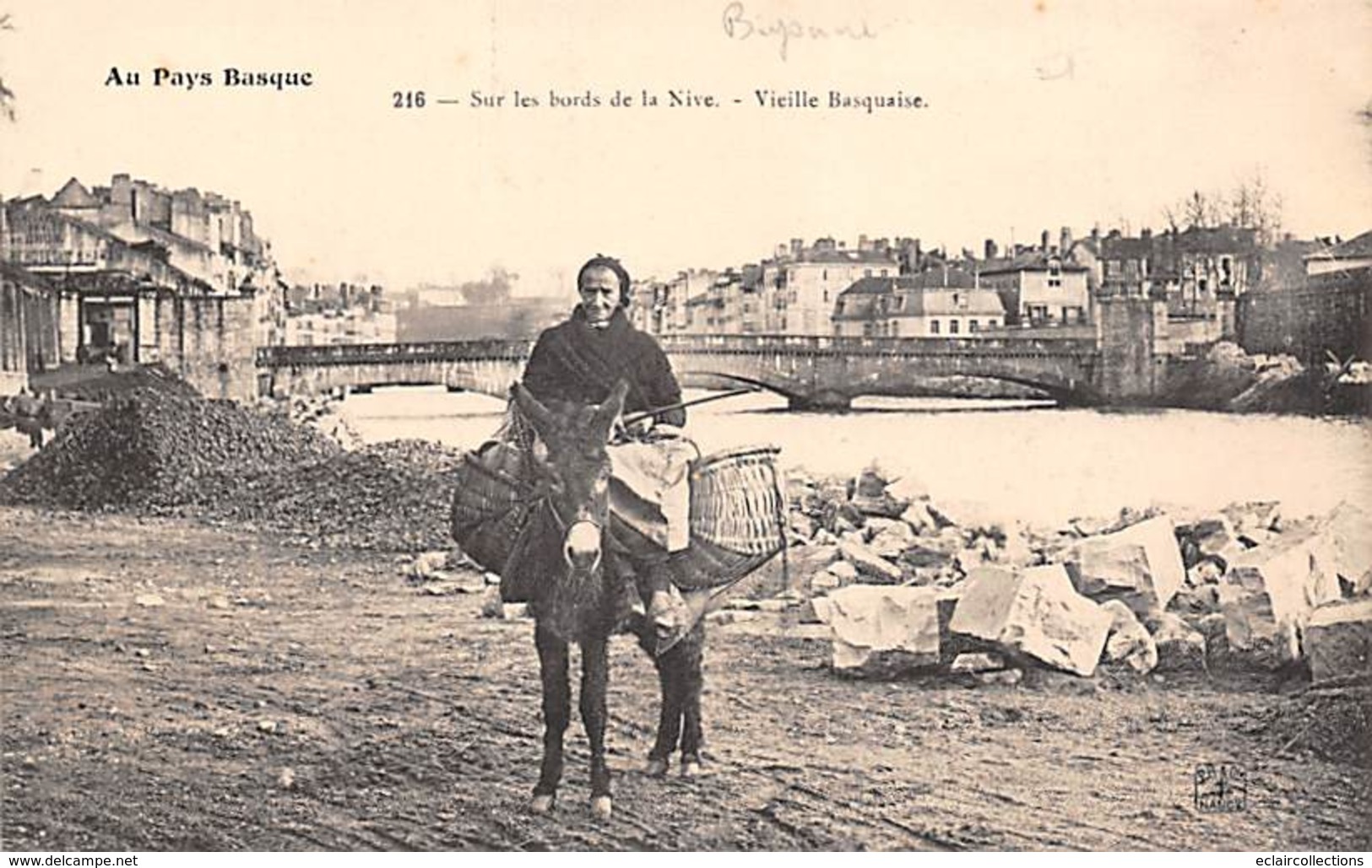 Bayonne        64       Basquaise Et Son âne Sur Les Bords De La Nive      (voir Scan) - Bayonne