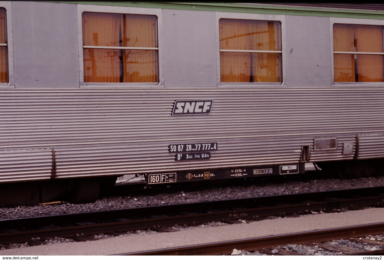 Photo Diapo Diapositive Slide Train Wagon Voiture Voyageurs INOX B8 SNCF à Metz Le 26/06/1993 VOIR ZOOM - Diapositives