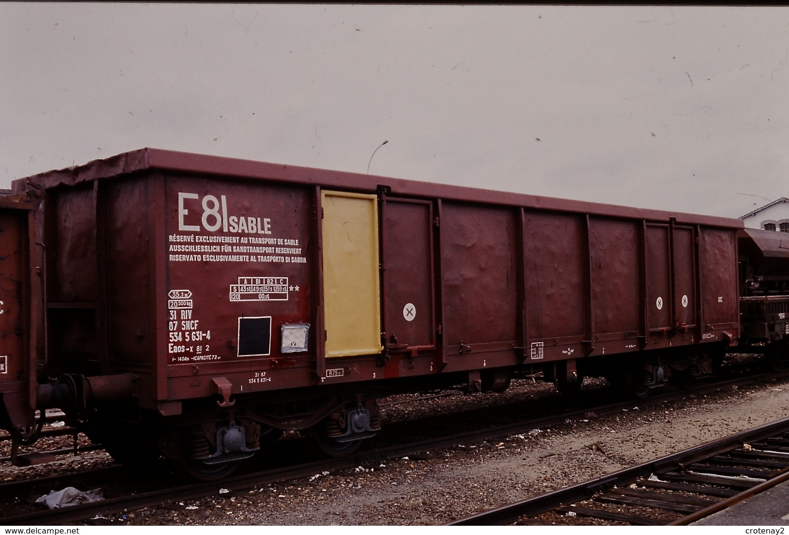 Photo Diapo Diapositive Slide Train Wagon Tombereau SNCF E81 Pour Le Sable à Montargis Le 19/07/1993 VOIR ZOOM - Diapositives