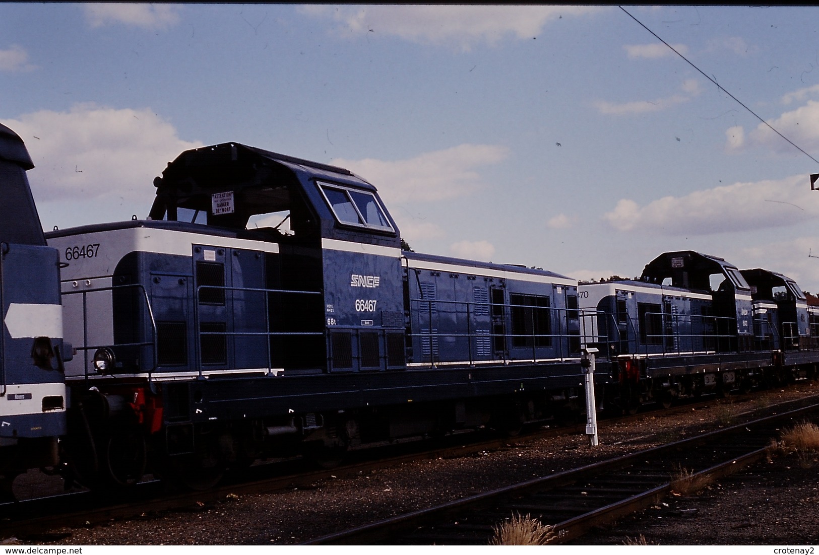 Photo Diapo Diapositive Slide Train Wagon Locomotive Diesel SNCF 66467 à Montargis Le 22/07/1993 VOIR ZOOM - Diapositivas