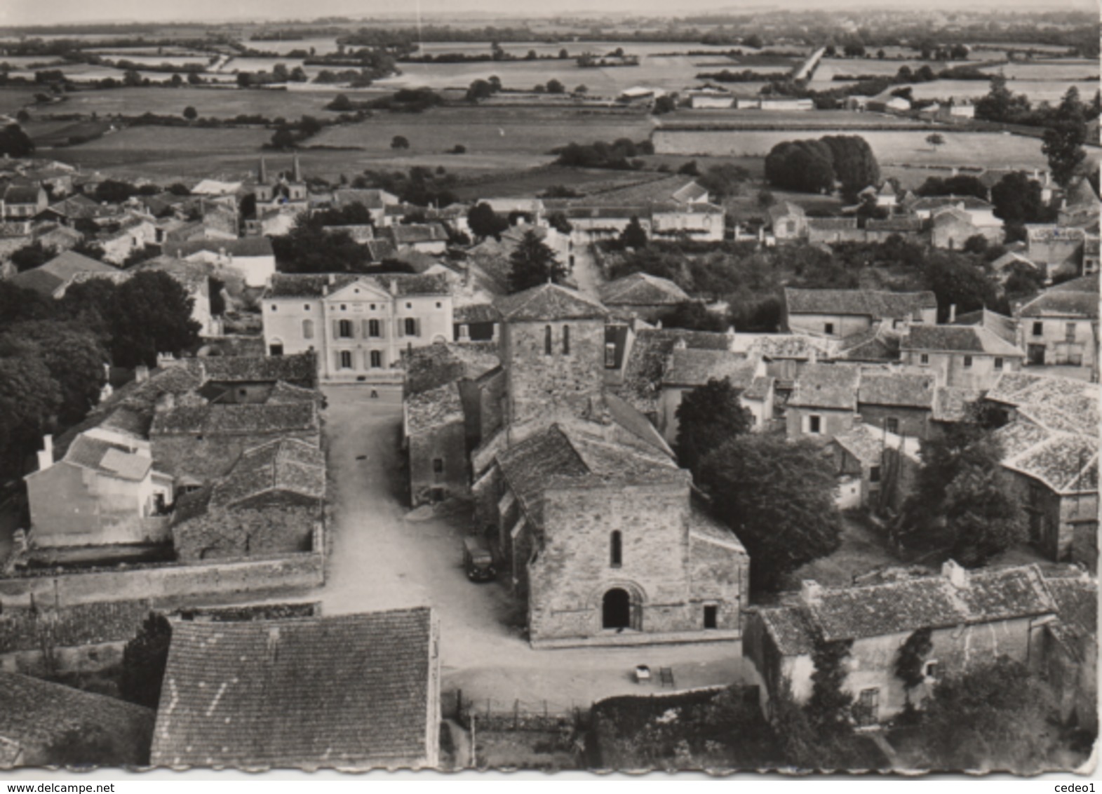 VILLEFAGNAN   VUE GENERALE ET L'EGLISE - Villefagnan