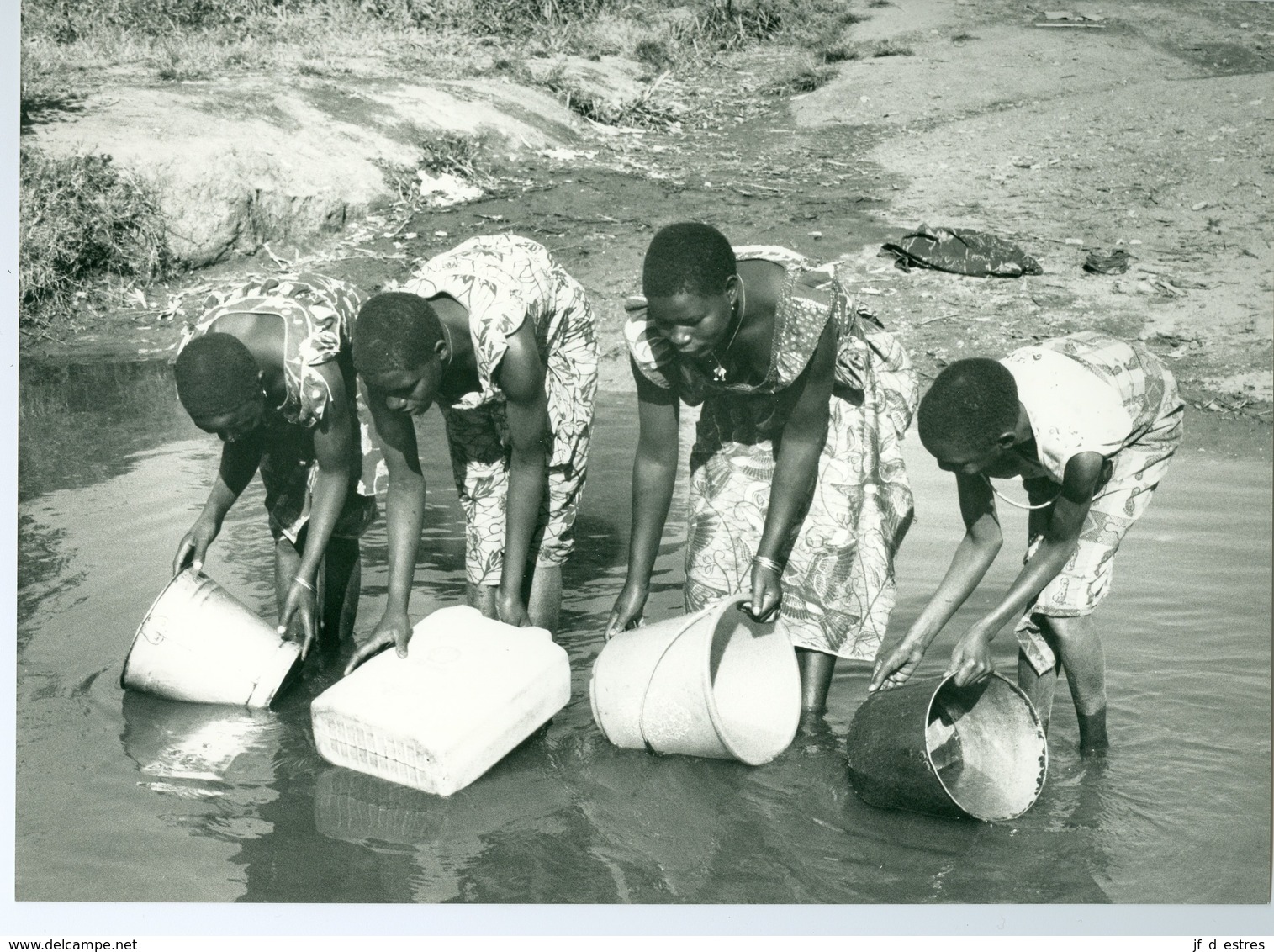 Photo Zaïre Environs De Logo. Ituri Corvées Eau Au Ruisseau Congo 1988 Photo-service PP. Blancs - Afrique